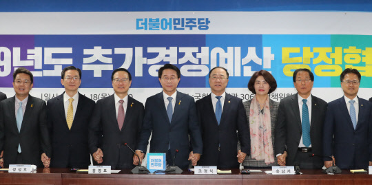 홍영표 원내대표, 홍남기 경제부총리 겸 기획재정부 장관 등이 18일 국회 의원회관에서 열린 2019년도 추가경정에산 당정협의에서 기념촬영을 하고 있다.  연합뉴스